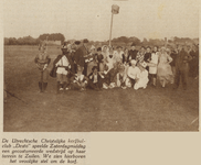 874487 Groepsportret van leden van de Utrechtsche Christelijke Korfbalclub Desto, bij een gekostumeerde wedstrijd op ...